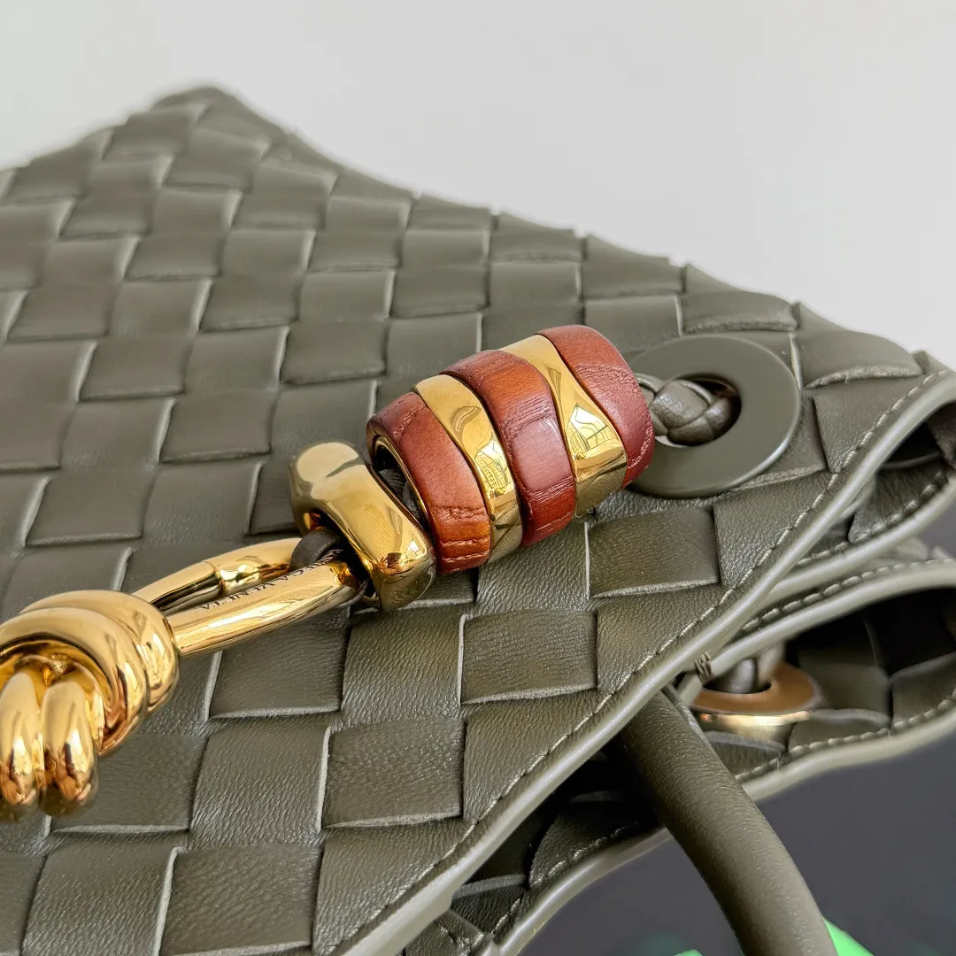 The new Andiamo batch of 3060 BV is shipped‼ ️The classic intercciato weaving process is used to create a soft bag, the metal knot is made of micro-cast aluminum using jewelry technology🪢, and the decorative beads are made of metal and hand-polished oak, allowing you to jump repeatedly between elegance and fun💃, making it unpredictable. Classic and versatile, it shows off your temperament, and the bag has a large capacity, making it very convenient for daily commuting! It has a variety of carrying methods, the shoulder straps can be adjusted by yourself, the original lambskin feels soft and delicate, and the unisex style breaks gender boundaries and brings a more practical and long-lasting use experience. The Andiamo, which has both elegant and casual styles, perfectly interprets the "fashionable old money style". Style number: 743568+wood hardware Color: dark mustard Size: 25*22*10.5cm